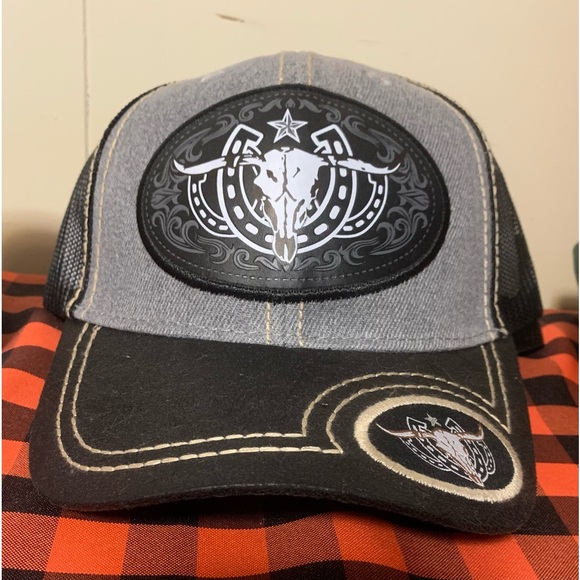 Cow Skull and Horseshoe Cap - Picture 2 of 3